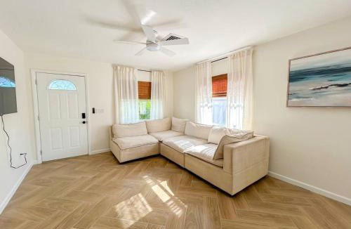 Laurel House | Waterfront duplex, walk to the beach
