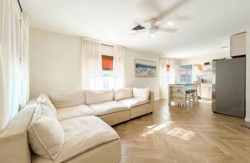 Laurel House | Waterfront duplex, walk to the beach