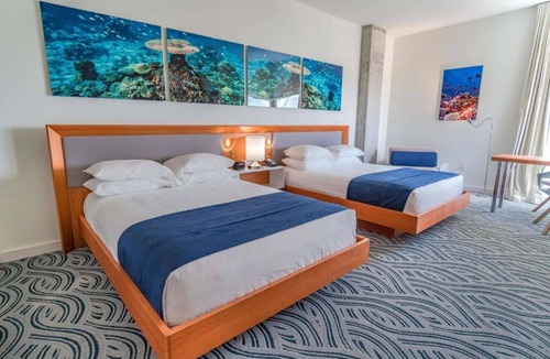 Fort Lauderdale Hotel | Waterfront Elegance Near Cruiseport | Pool & Gym