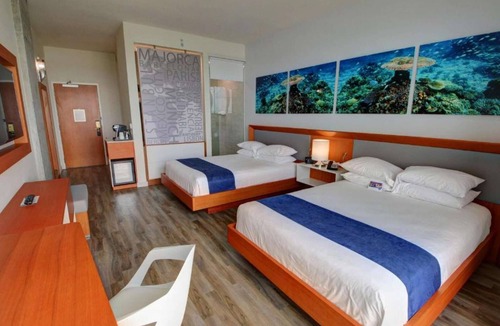 Fort Lauderdale Hotel | Waterfront Elegance Near Cruiseport | Pool & Gym