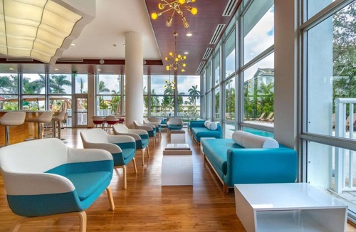 Fort Lauderdale Hotel | Waterfront Elegance Near Cruiseport | Pool & Gym