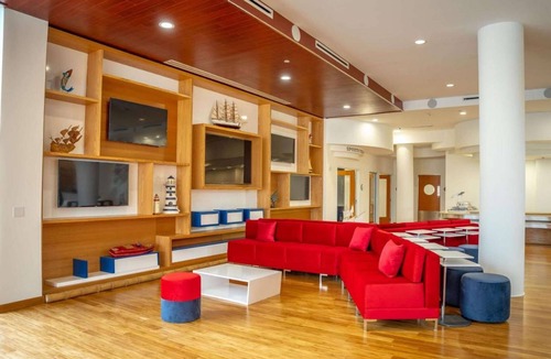 Fort Lauderdale Hotel | Waterfront Elegance Near Cruiseport | Pool & Gym