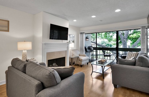 Walden on Lake Conroe Condo | WATERFRONT - Emerald Lake House on Lake Conroe - Weekly and Monthly Discounts