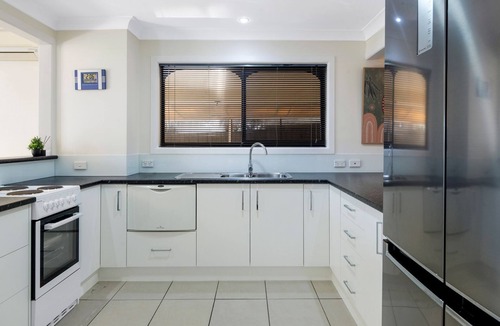 Mermaid Waters House | Waterfront Escape in Mermaid Waters