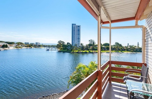 Mermaid Waters House | Waterfront Escape in Mermaid Waters