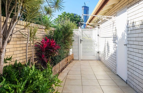 Mermaid Waters House | Waterfront Escape in Mermaid Waters