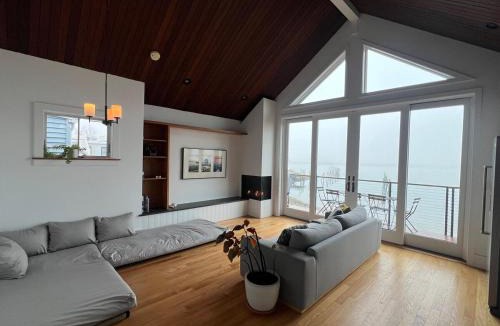 Harbor View - Orient Heights Villa | Waterfront Escape - Close to Airport & Downtown