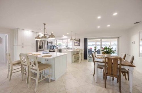 Eight Lakes House | Waterfront Escape Luxurious Stay