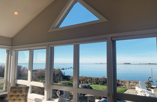 Clinton House | Waterfront Escape