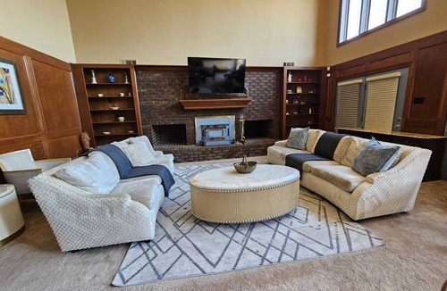 Olive Branch House | Waterfront Estate – 10-Sleeping Area Retreat on Private Lake