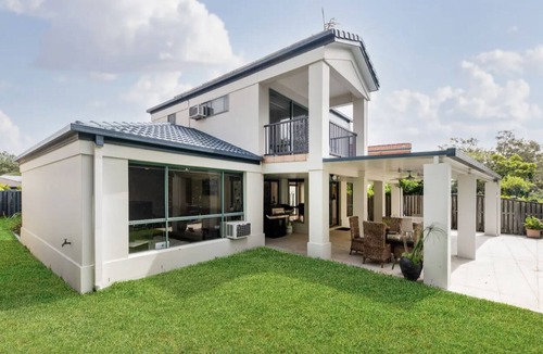 Coombabah House | Waterfront Estuary Fishing Escape