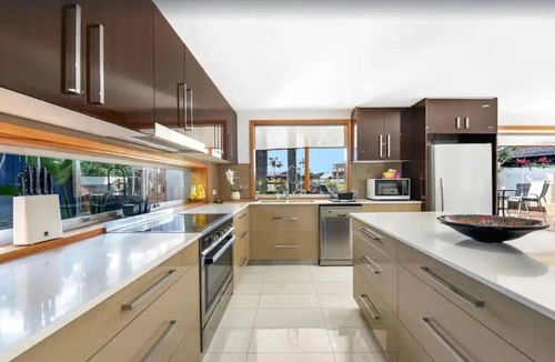 Broadbeach Waters House | Waterfront Family Entertainer