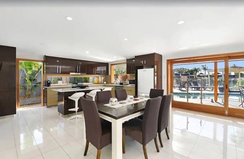 Broadbeach Waters House | Waterfront Family Entertainer