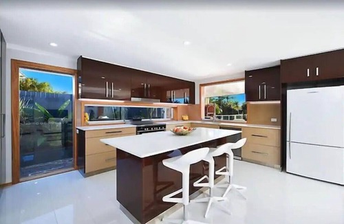 Broadbeach Waters House | Waterfront Family Entertainer