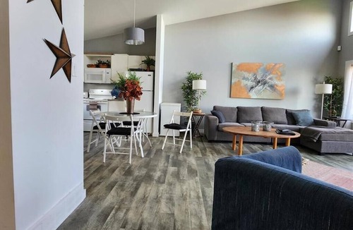 Manitoba Cabin | Waterfront Family Oasis – Comfort & Charm