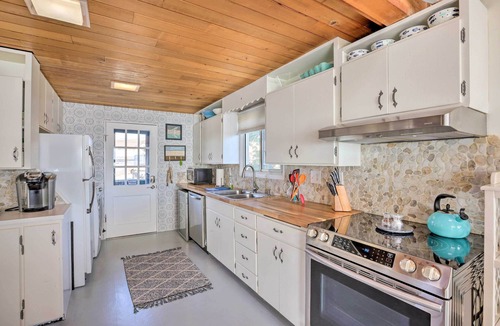 Ferndale Cottage | Waterfront Ferndale Home: Deck + Beach Access