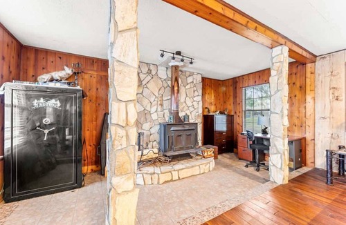 Northside Cabin | Waterfront Fishing Lodge, Kng, Stovepipe Fireplace