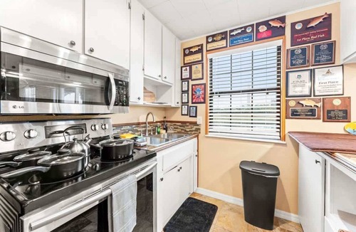 Northside Cabin | Waterfront Fishing Lodge, Kng, Stovepipe Fireplace
