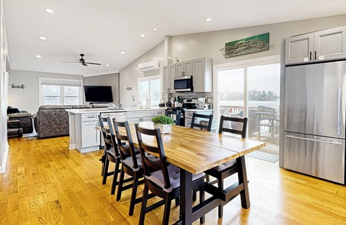 Channel Lake House | Waterfront Fun! Group Getaway on Lake Marie
