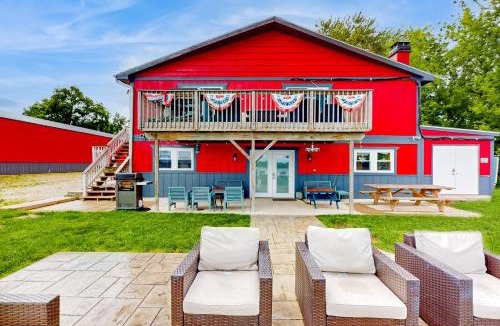 Channel Lake House | Waterfront Fun! Group Getaway on Lake Marie