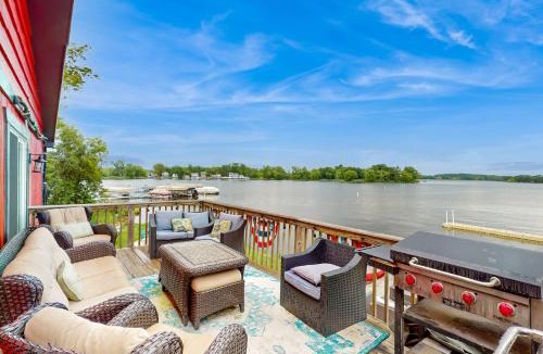 Channel Lake House | Waterfront Fun! Group Getaway on Lake Marie