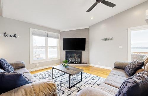 Channel Lake House | Waterfront Fun! Group Getaway on Lake Marie