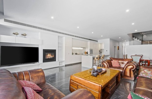 Docklands House | Waterfront Gem in Dockland Expansive 5BR/4BA