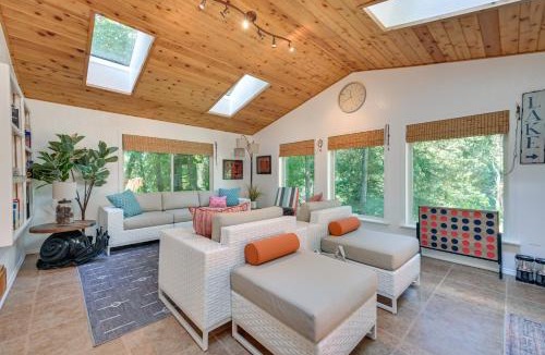 East Olympia House | Waterfront Gem on Lake Saint Clair with Private Deck