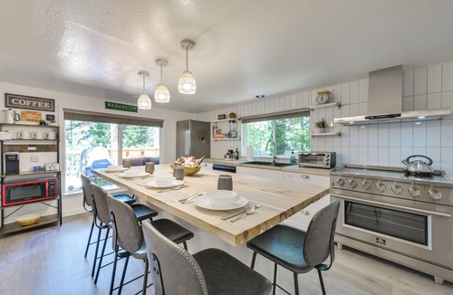 East Olympia House | Waterfront Gem on Lake Saint Clair w/Private Deck