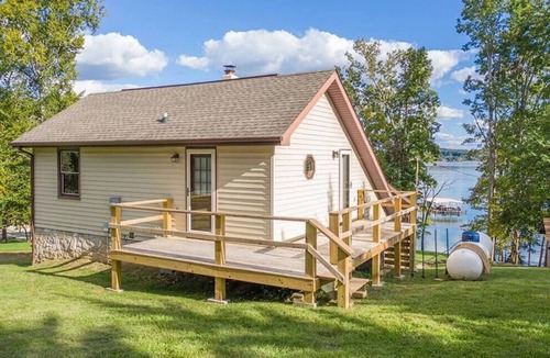 Rutledge Cabin | Waterfront Getaway | Firepit, Dock & Fishing