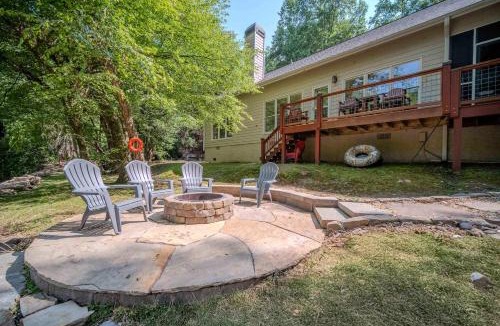 East Ellijay House | Waterfront Getaway:Hot Tub Fire Pit Near Ellijay