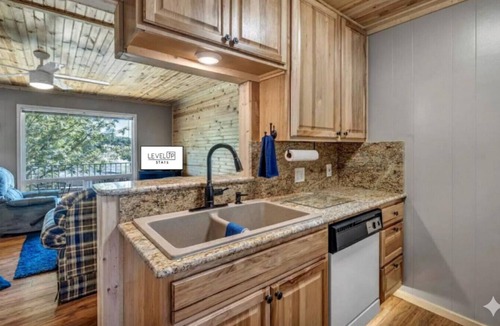 Kingsland House | Waterfront Getaway~Lake Access~Deck~BBQ Grill