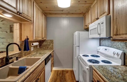 Kingsland House | Waterfront Getaway~Lake Access~Deck~BBQ Grill