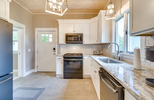 North Rose Cottage | Waterfront Getaway on Sodus Bay: Prime Location!