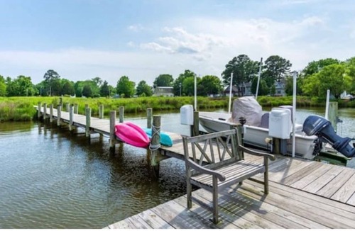 Chester House | Waterfront Getaway on Cox Creek