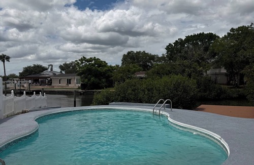 Bay Crest Park House | Waterfront Getaway - Prime Location - Big Backyard