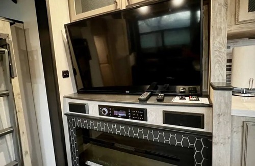 Mathis House | Waterfront Glamping at Lake Mathis