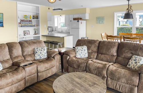 Kingsland House | Waterfront, gorgeous sunsets, sandy beach, dogs allowed.