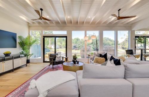 Granbury House | Waterfront Granbury Home w/Electric Fireplace!