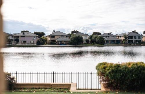 Sanctuary Lakes House | Waterfront Grand Villa for Big Group