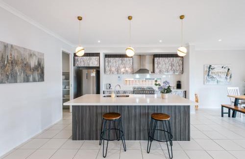 Sanctuary Lakes House | Waterfront Grand Villa for Big Group