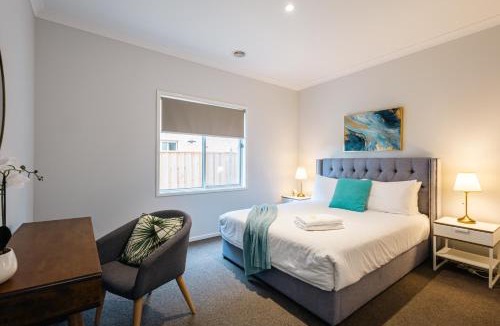 Sanctuary Lakes House | Waterfront Grand Villa for Big Group