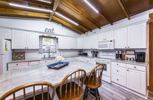 Higden House | Waterfront Greers Ferry Lake Home w/Swimming Beach