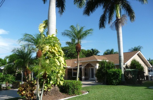 Caloosahatchee House | Waterfront Gulf Access Pool Home - GREAT LOCATION & FRESH REMODEL !