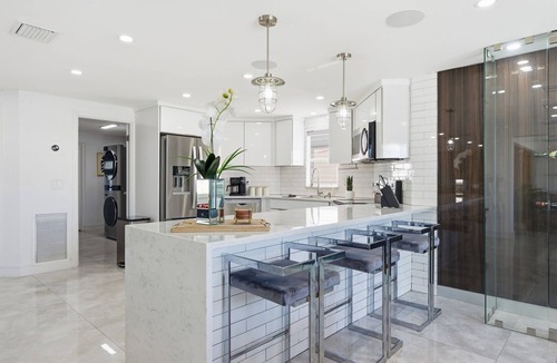 Bay Crest Park House | Waterfront~Heated Pool~Home Gym~Fire Pit