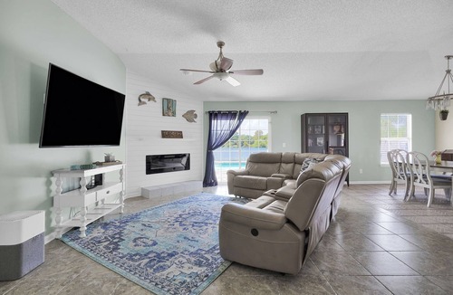 Girvin House | Waterfront Heated Pool Home, 10 mins to the beach.