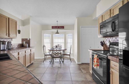 Girvin House | Waterfront Heated Pool Home, 10 mins to the beach.