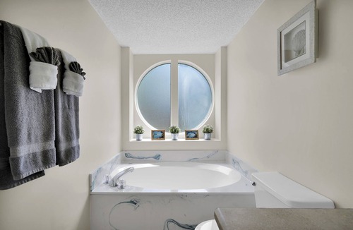 Girvin House | Waterfront Heated Pool Home, 10 mins to the beach.