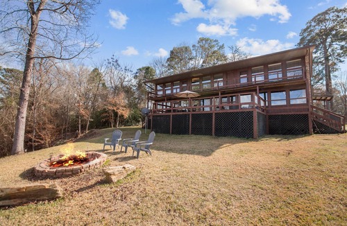 Zavalla House | Waterfront Hide-A-Way Lodge on Big Sam!