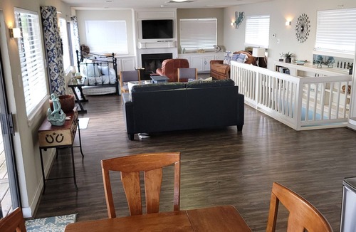 Conroe House | Waterfront Home - BEST VIEWS! Private Fishing Pier - walk to bars & restaurants